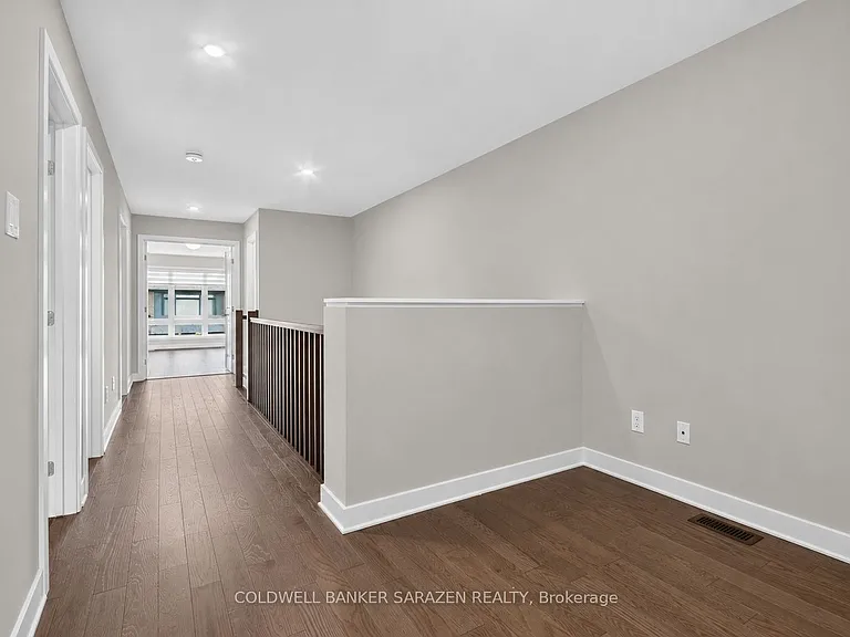 330 Whitham Cres — Photo 5