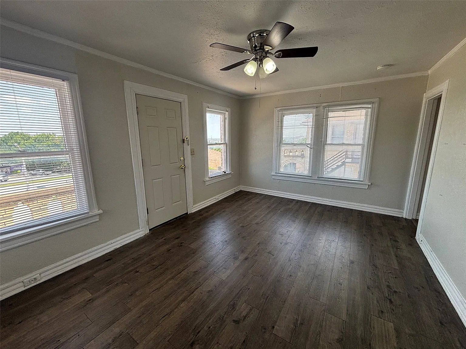 1 bed, 1.0 bath, 325 sqft, $885 — Photo 3