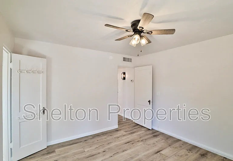 1802 N Laurel Ave — Photo 18