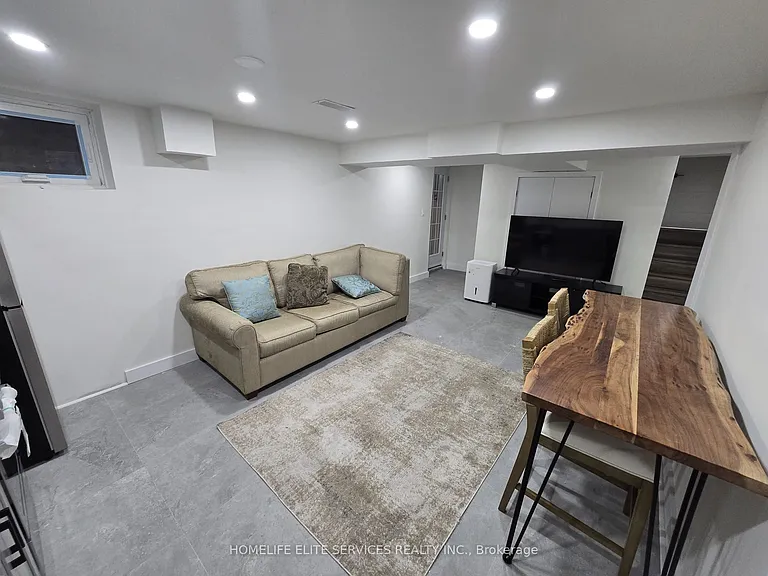 36 Manorglen Cres — Photo 11