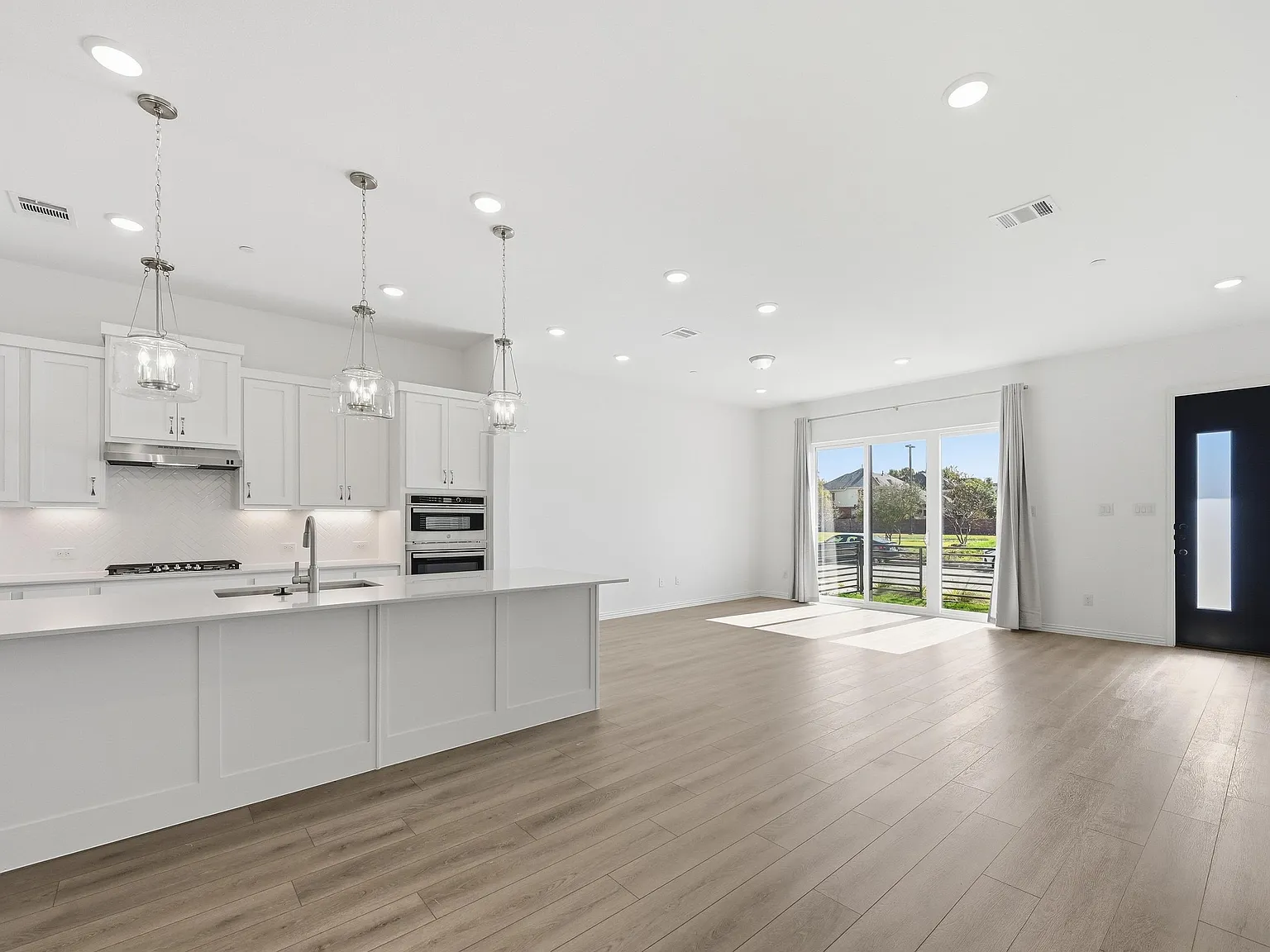 3 bed, 2.5 bath, 2057 sqft, $3,200 — Photo 4