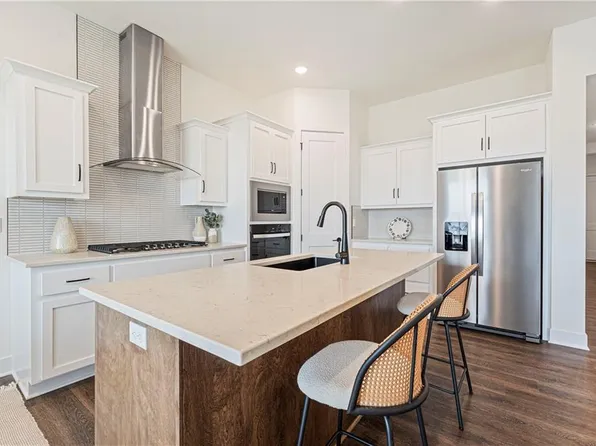 1379 N 163rd St, Basehor, KS 66007