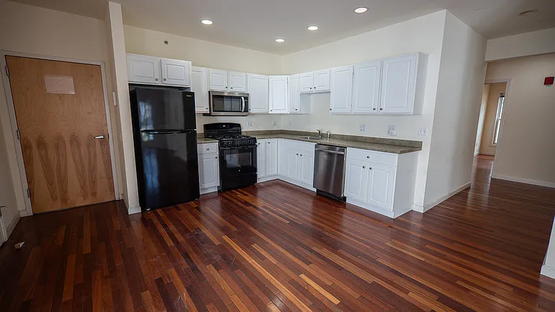 4 bed, 1.0 bath, $4,400 — Photo 3