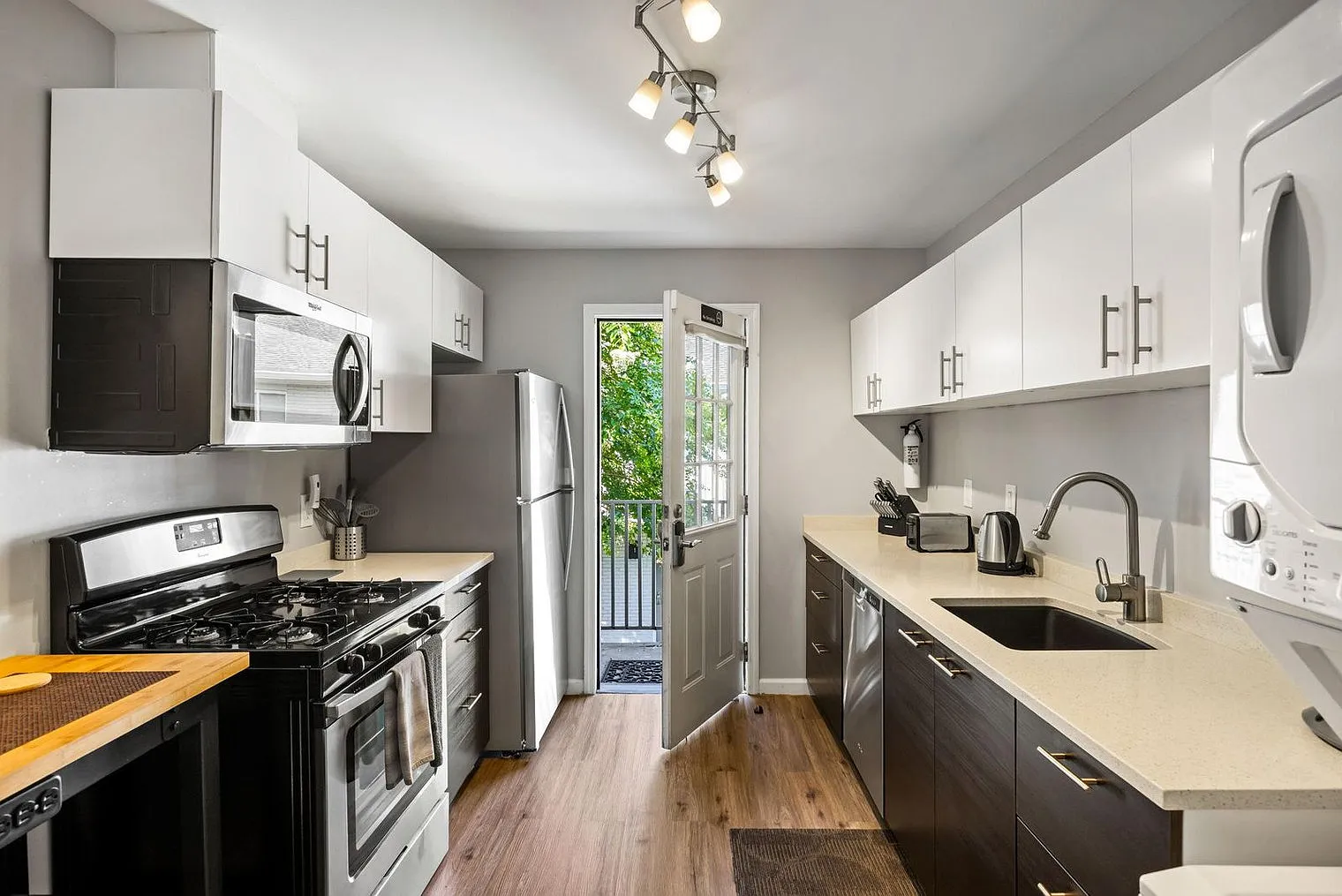 2 bed, 1.0 bath, 850 sqft, $4,076 — Photo 2