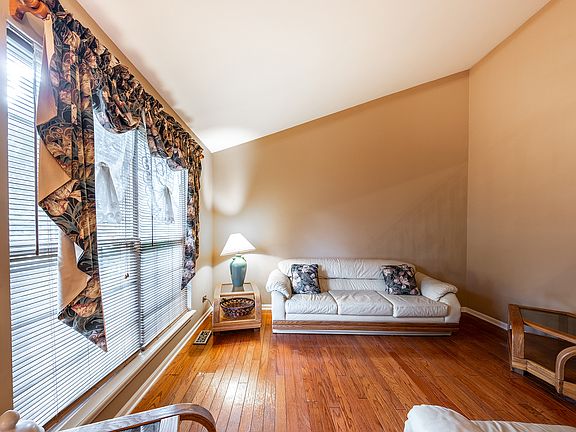 2nd image of 500 Lakeview Dr