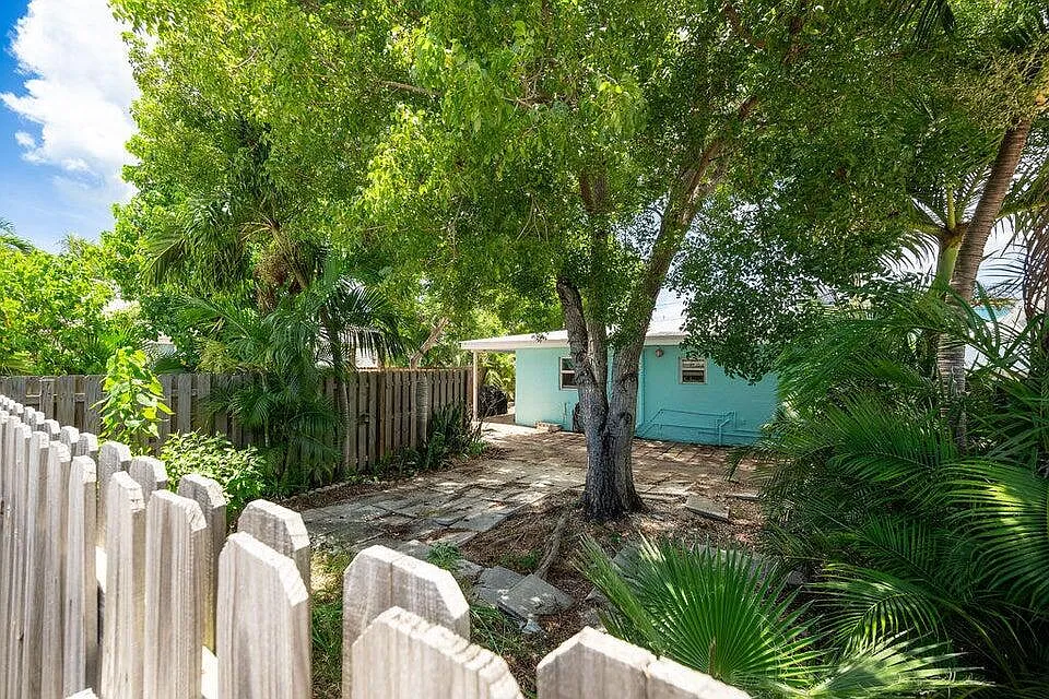 3 bed, 3.0 bath, 1760 sqft, $6,000 — Photo 2