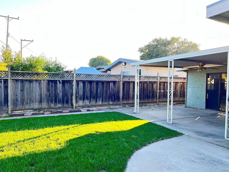 1135 Morton Ave — Photo 24