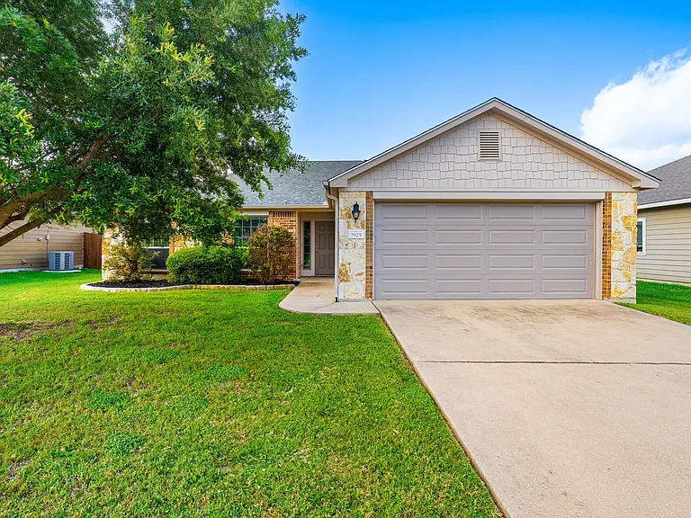7925 Fieldstone Dr — Photo 1