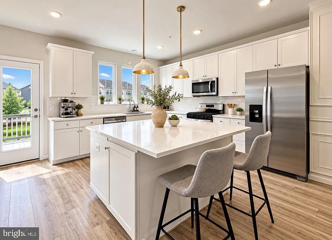 3 bed, 3.5 bath, 2024 sqft, $3,500 — Photo 4
