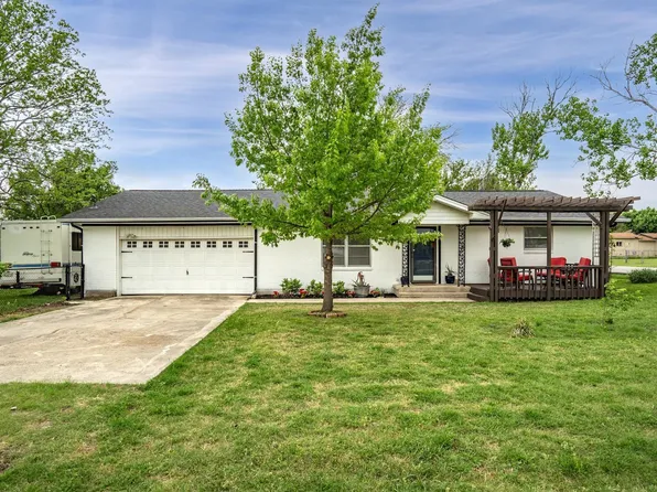 417 W 8th St, Justin, TX 76247