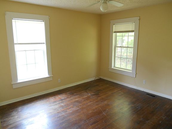 3rd image of 605 Overhill Cir