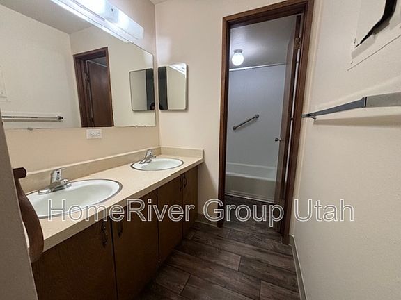 4th image of 320 S 700 E APT 32