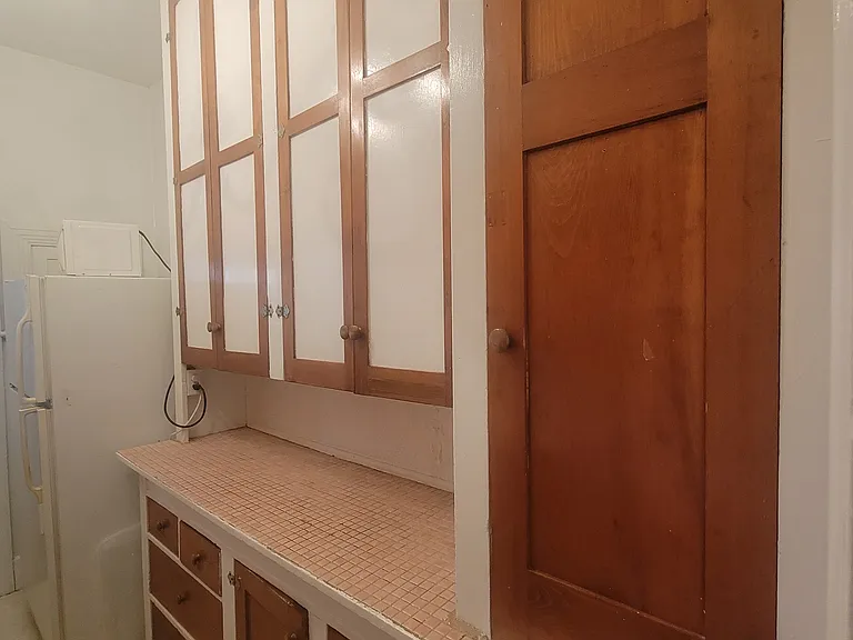 300 Princess Ave — Photo 6