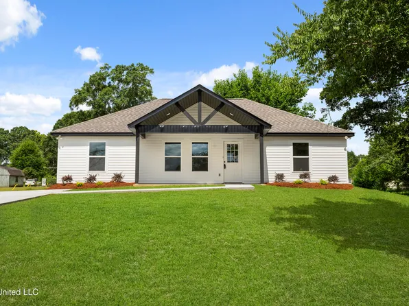 109 N Barnett St, Poplarville, MS 39470