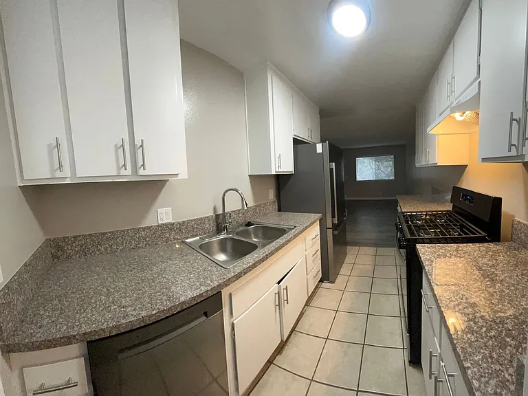 1769 Daly-Grand Apartments — Photo 6