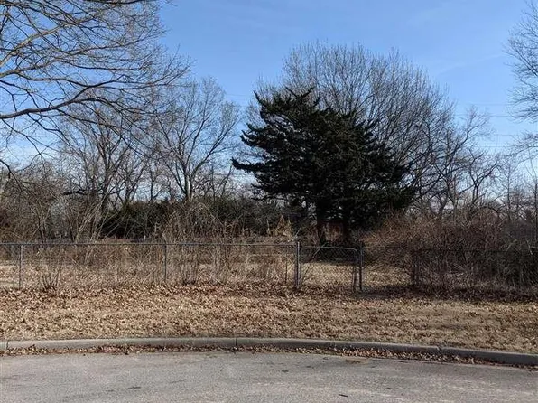 800 Arizona Ct, Lawrence, KS 66049