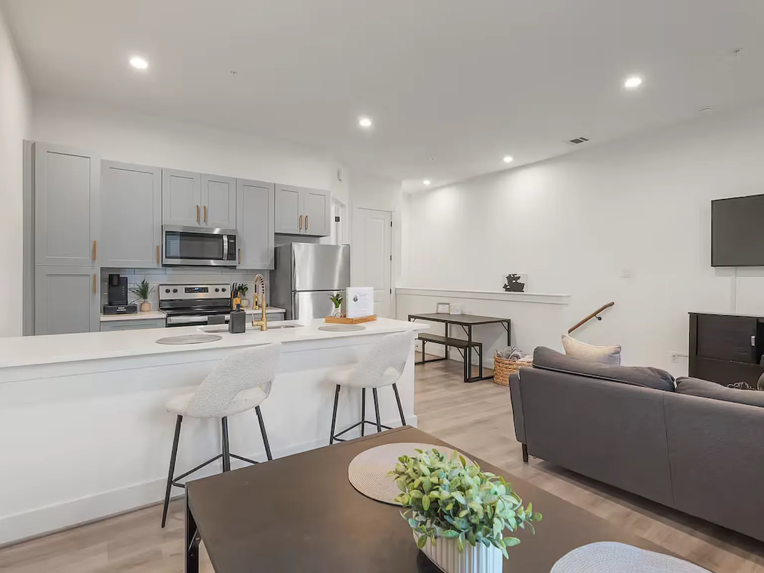2 bed, 1100 sqft, $2,100 — Photo 2