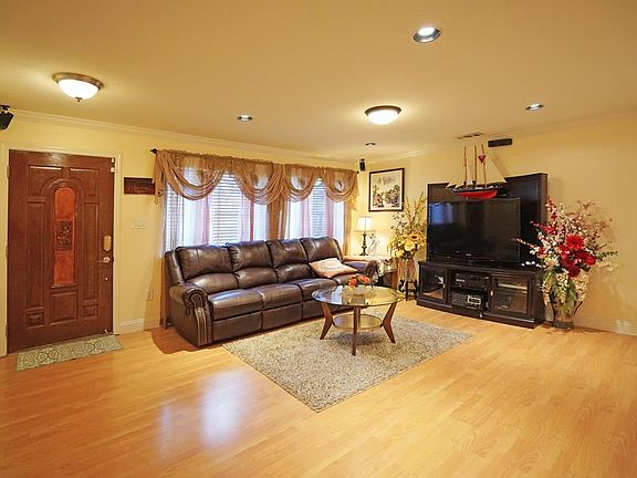 3rd image of 1208 Lynn Ave