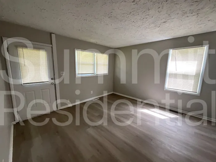 5601 E 39th Ter — Photo 3