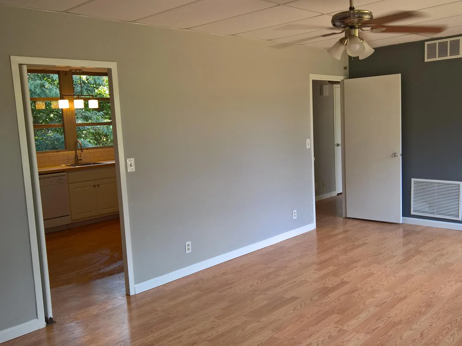 2 bed, 1000 sqft, $2,000 — Photo 2