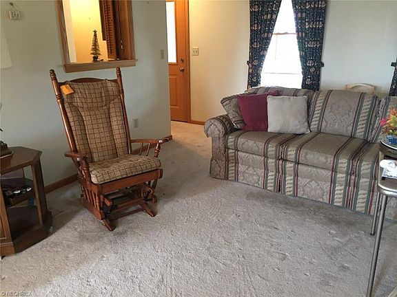 4th image of 652 Meadow Pl