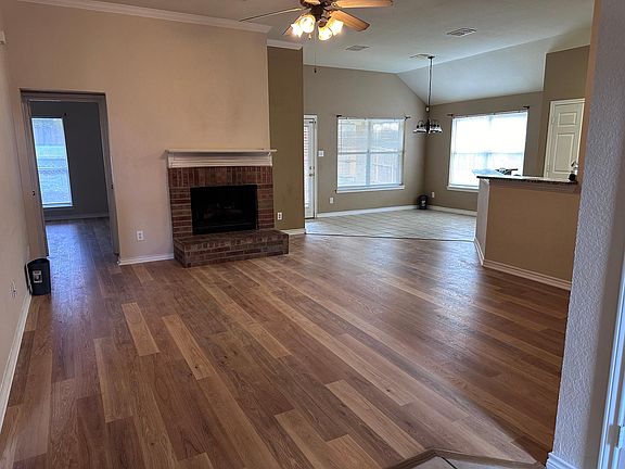 3rd image of 2105 Leslie St
