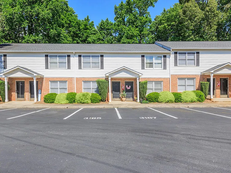 Belmont Heights Apartments & Townhomes — Photo 9