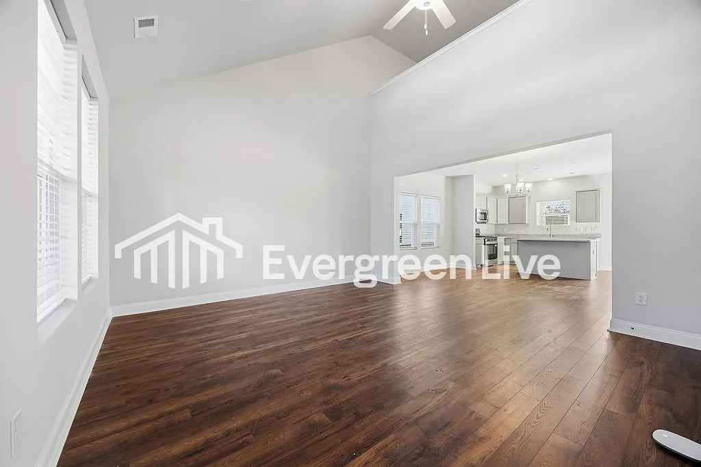 4 bed, 2.0 bath, 1982 sqft, $1,845 — Photo 4