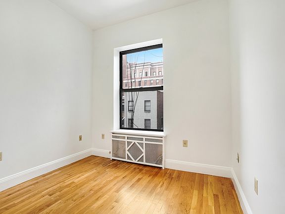 3rd image of 127 W 72nd St #5R1