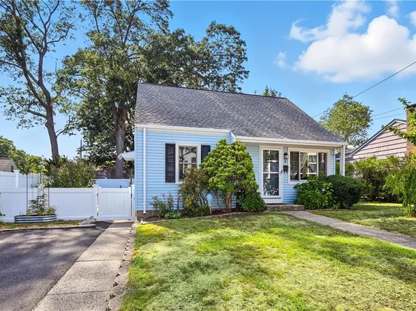 8 Pine Grove St, East Providence, RI 02916