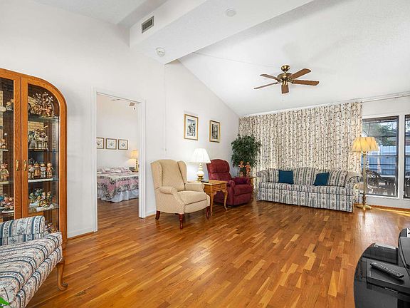 4th image of 722 SW Chapel Hill St