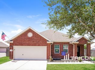 9723 Crestwood Dr, Mont Belvieu, TX 77523