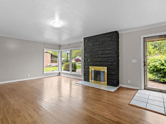 3rd image of 1001 Maplewood Dr