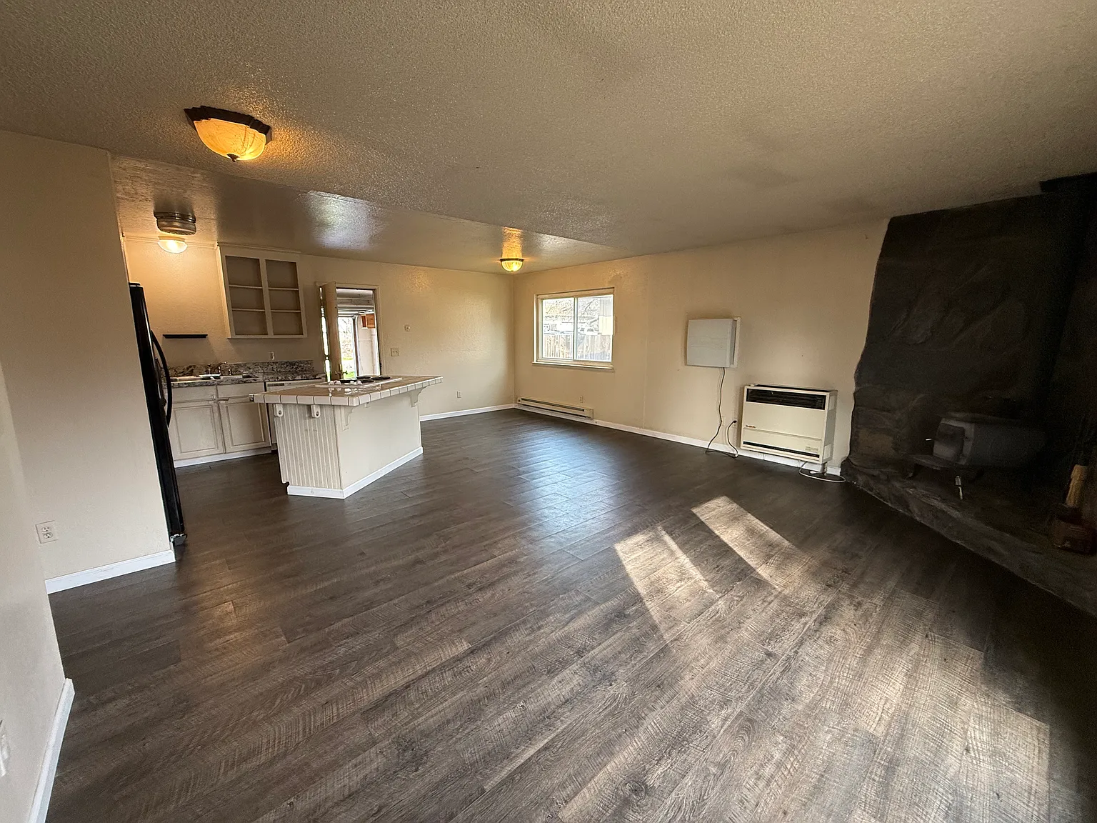 3 bed, 1112 sqft, $1,950 — Photo 4