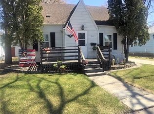 907 S 9th St, Grand Forks, ND 58201