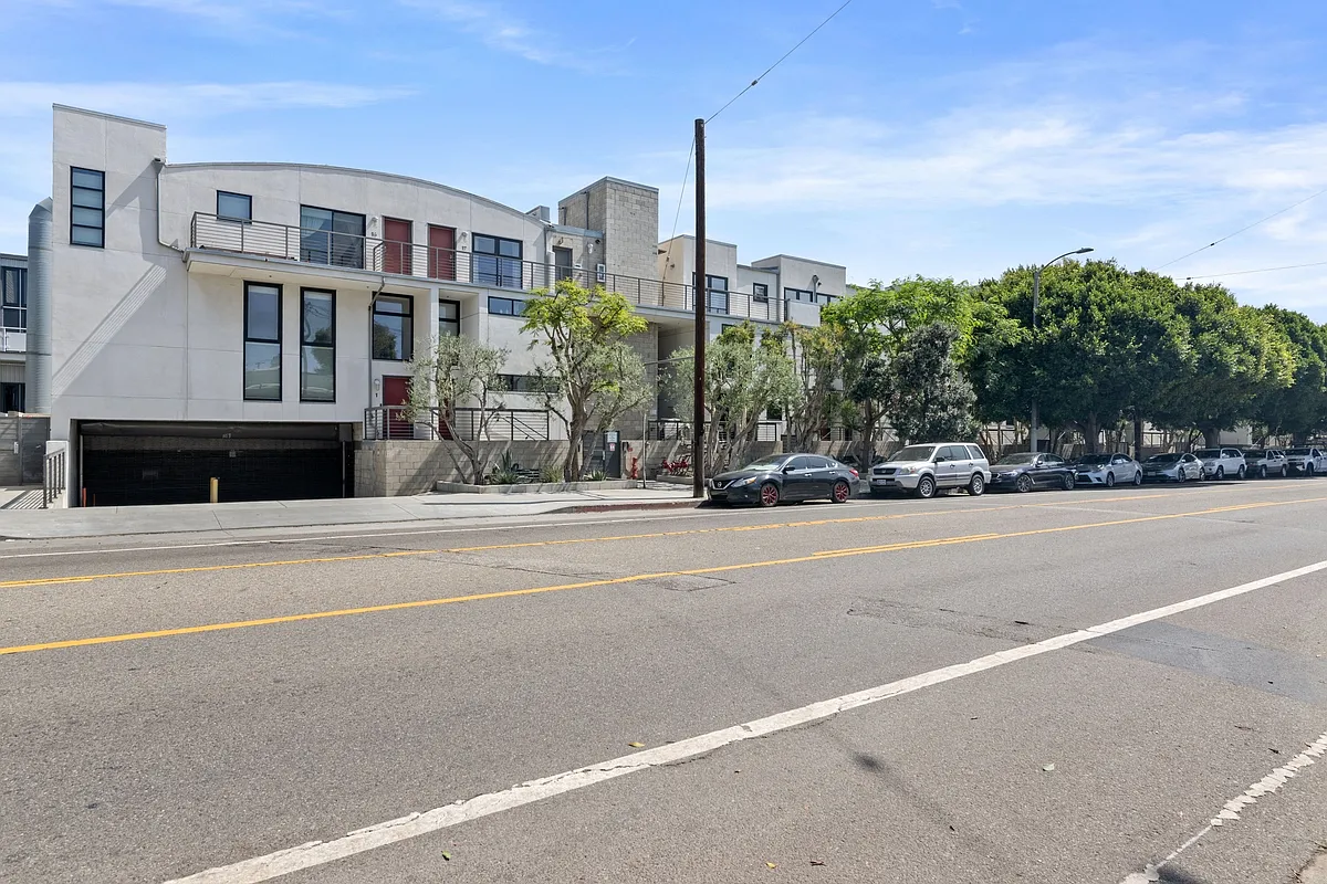 1 bed, 850 sqft, $6,000 — Photo 1
