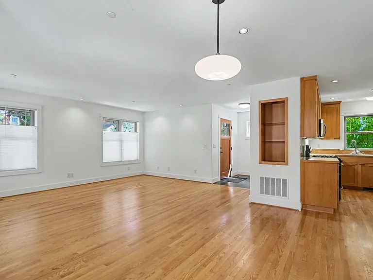 2060 John St S — Photo 7