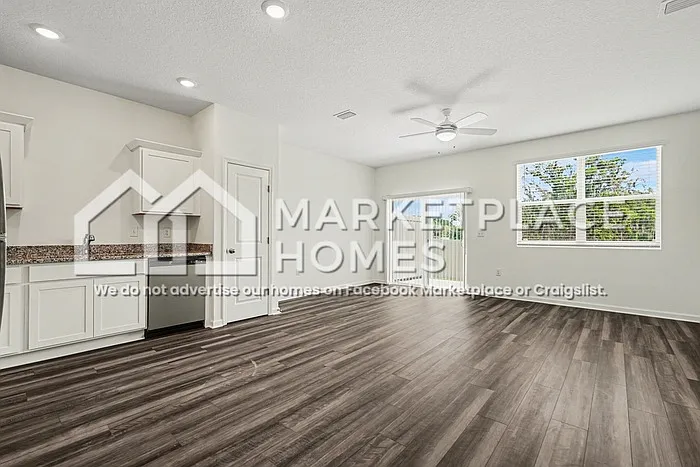 11898 Sylvia St — Photo 9