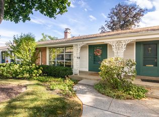 713 Carriage Hill Dr, Glenview, IL