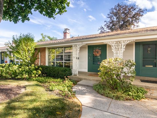 713 Carriage Hill Dr, Glenview, IL 60025