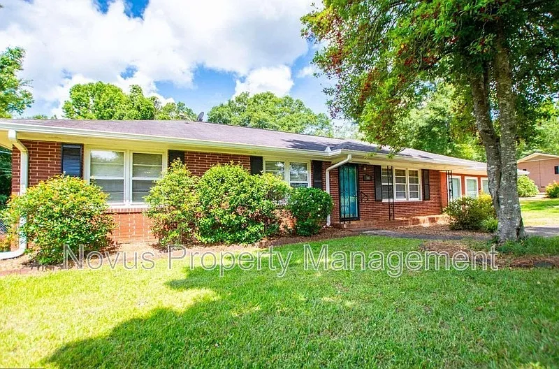 100 W Greenwood Dr