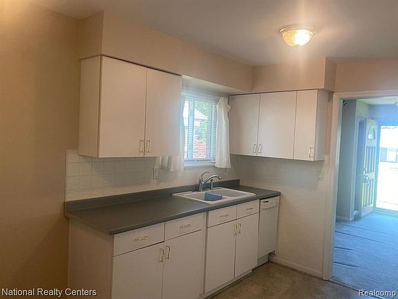 5th image of 25507 Norfolk St