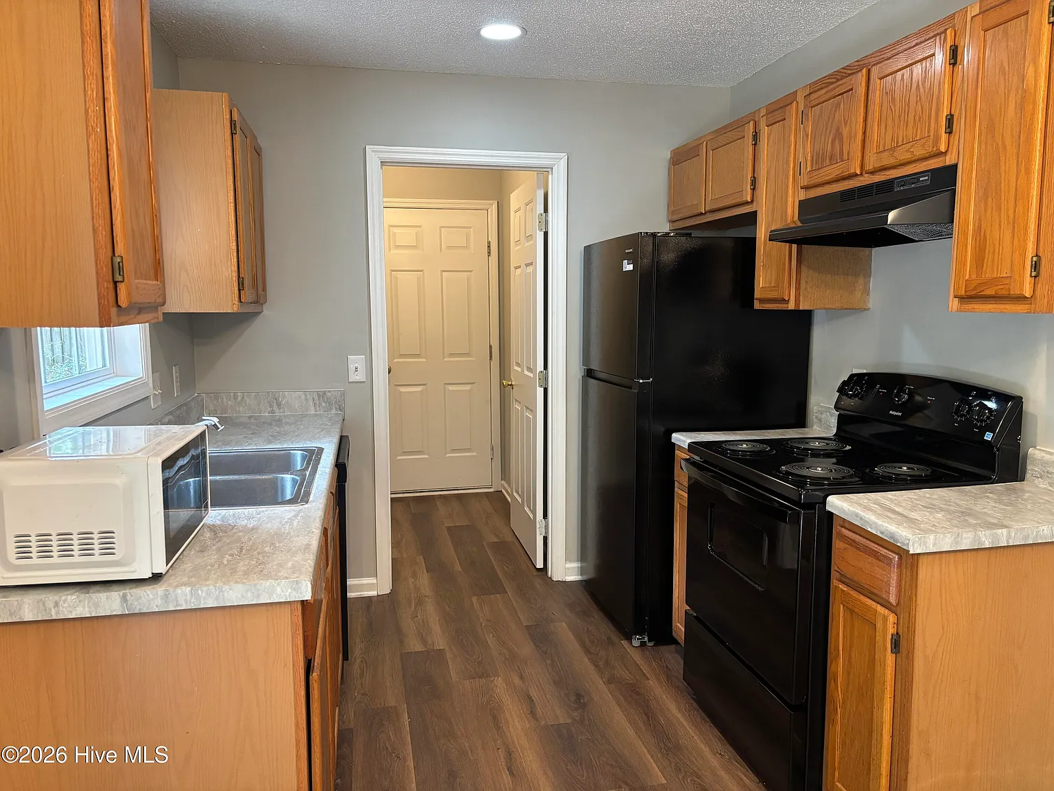 3 bed, 2.0 bath, 1060 sqft, $1,600 — Photo 4