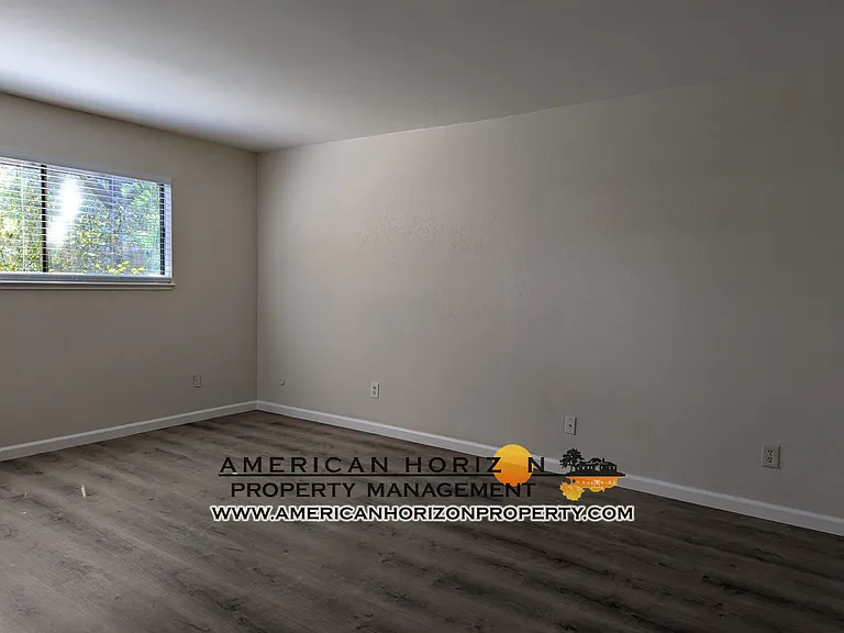 2312 E 8th St — Photo 9
