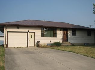 414 6th St S, Winthrop, IA