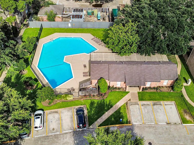 1022 Memorial Village Dr — Photo 4