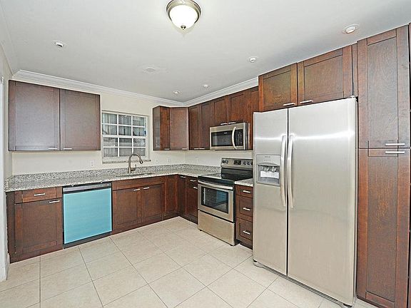 3rd image of 261 NE 16th Ct