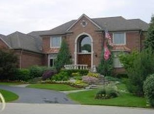 2512 Golf Crest Dr, Rochester Hills, MI 48309