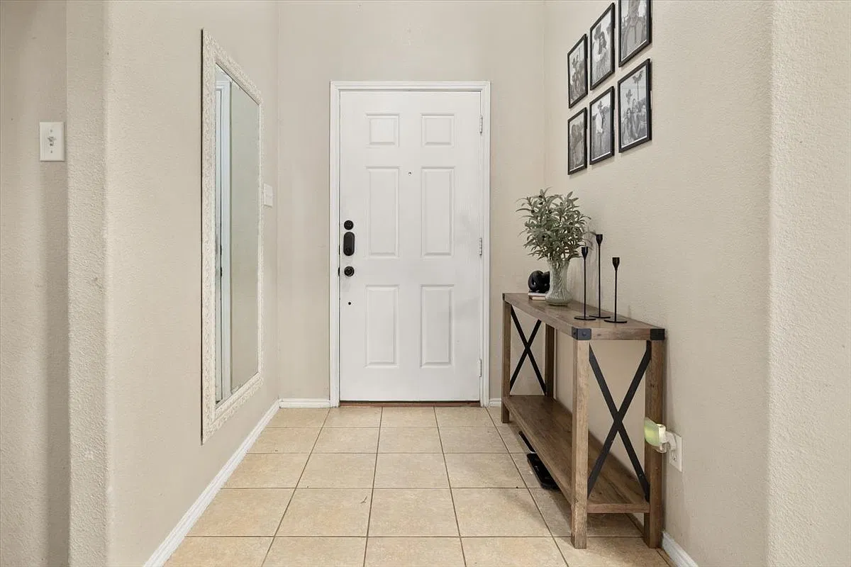 4 bed, 1823 sqft, $2,500 — Photo 3