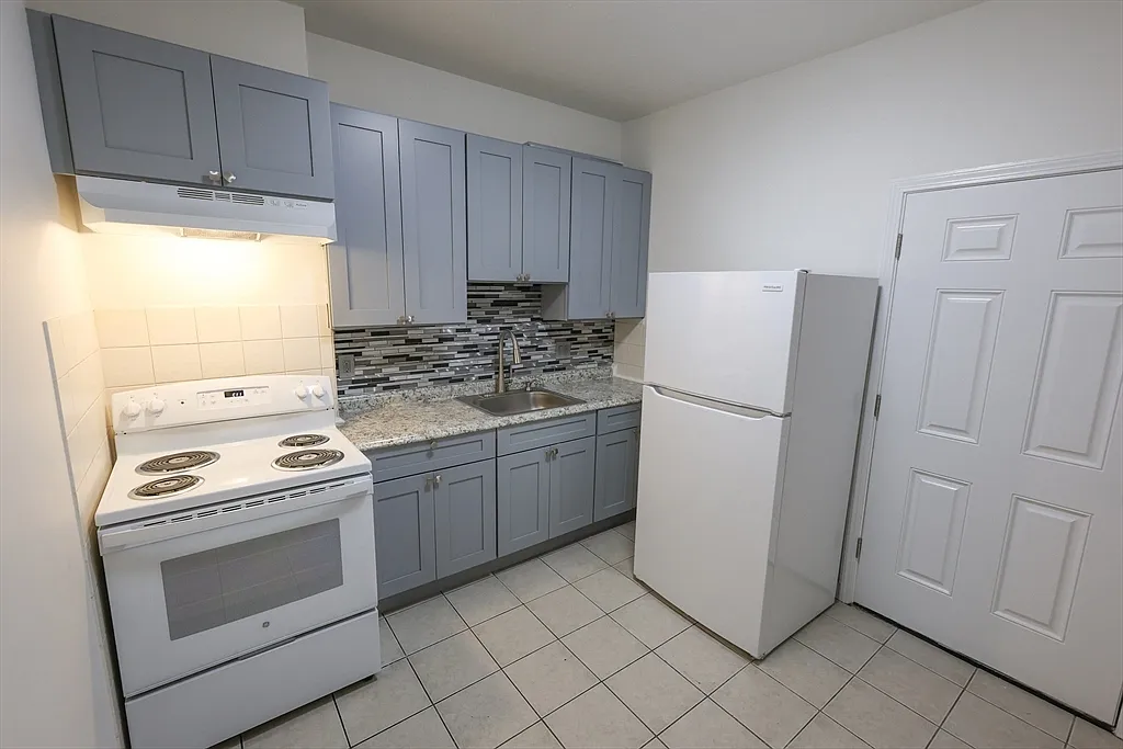4 bed, 1.0 bath, 1250 sqft, $3,300 — Photo 1